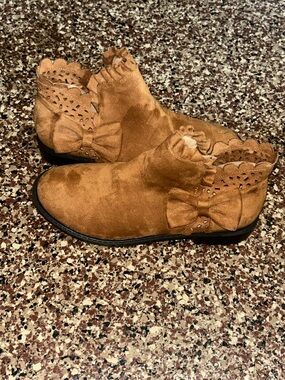 Scalloped Bow Accent Suede Ankle Boots - Tan